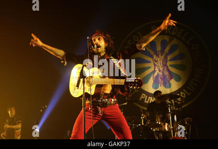 Gogol Bordello si esibirà in concerto dal vivo presso la Brixton Academy di Londra. Foto Stock