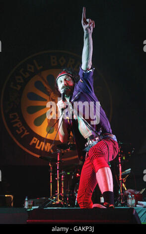 Gogol Bordello si esibirà in concerto dal vivo presso la Brixton Academy di Londra. Foto Stock