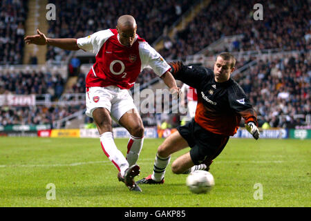 Calcio - fa Barclaycard Premiership - Newcastle United v Arsenal. Thierry Henry dell'Arsenal ha aperto la palla oltre il portiere Newcastle United's Shay dato per segnare l'obiettivo di apertura Foto Stock