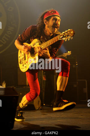 Gogol Bordello in concerto - Londra. Gogol Bordello si esibirà dal vivo in concerto presso la Brixton Academy di Londra. Foto Stock