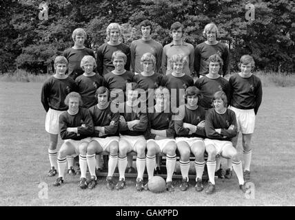 Burnley Squad 1972-73: (Back row, l-r) Jim Thomson, Colin Widron, Alan Stevenson, Jeff Parton, Keith Newton; (middle row, l-r) Mick Dochrety, Doug Collins, Alan West, Geoff Nulty, Harry Wilson, Dave Thomas, Leighton James; (front row, Frank Bradl-Ham, Paul Proshaw, Paul, Paul Bradcher, Paul Prosphaw, Paul, Paul Prosphaw) Foto Stock