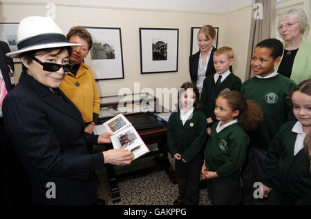 Yoko Ono (a sinistra) visita la casa d'infanzia di John Lennon a Menlove Avenue e accoglie i bambini della vecchia scuola di Lennon, Dovedale Infant, Liverpool. Foto Stock