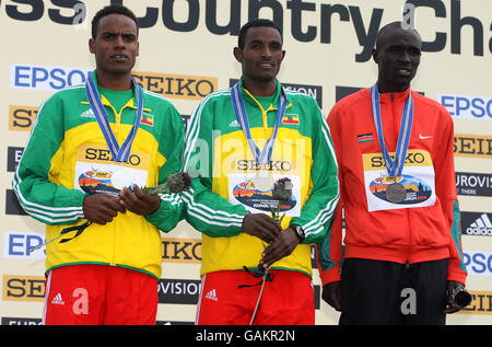 Ibrahim Jeilan in Etiopia (al centro) con la sua medaglia d'oro nell'evento Men's Junior, Ayele Abshero in Etiopia (a sinistra) con argento e Lucas Kimeli Rotich in Kenya con bronzo durante i Campionati mondiali di cross country della IAAF a Holyrood Park, Edimburgo. Foto Stock