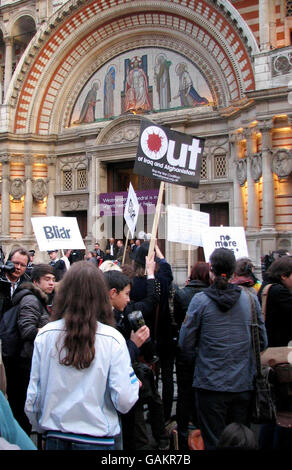 Una visione generale dei manifestanti fuori dalla cattedrale di Westminster, Londra, dove l'ex primo ministro britannico Tony Blair ha fatto un discorso su Faith and Life in Britain. Foto Stock