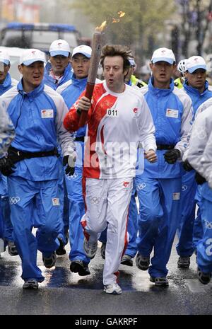 Torch Relay delle Olimpiadi di Pechino - Londra. La torcia si avvicina a North Carridge Drive, durante le Olimpiadi di Pechino relè torcia a Londra Foto Stock