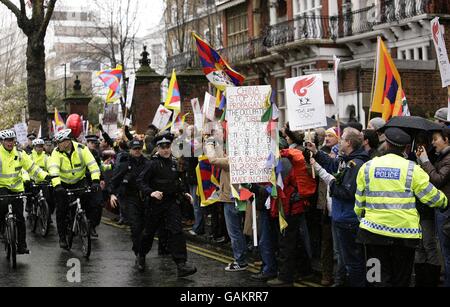 Torch Relay delle Olimpiadi di Pechino - Londra. I manifestanti protestano mentre la torcia si avvicina a North Carridge Drive, durante il relè della torcia delle Olimpiadi di Pechino a Londra. Foto Stock