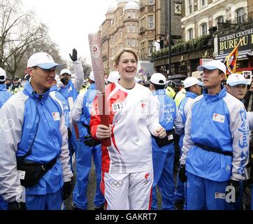 La torcia si avvicina a North Carridge Drive, durante il relè della torcia delle Olimpiadi di Pechino a Londra. Foto Stock