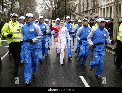 Torch Relay delle Olimpiadi di Pechino - Londra. La torcia si avvicina a North Carridge Drive, durante le Olimpiadi di Pechino relè torcia a Londra. Foto Stock