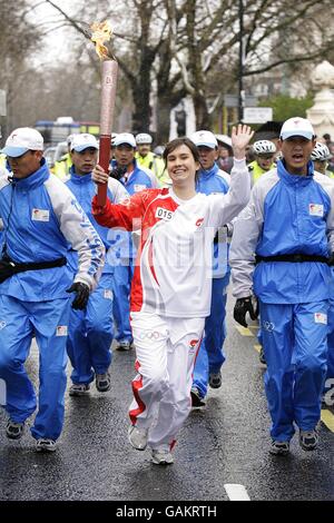 Torch Relay delle Olimpiadi di Pechino - Londra. La torcia si avvicina a North Carridge Drive, durante le Olimpiadi di Pechino relè torcia a Londra. Foto Stock