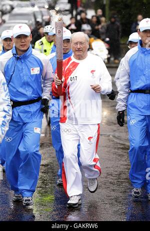 Torch Relay delle Olimpiadi di Pechino - Londra. La torcia si avvicina a North Carridge Drive, durante le Olimpiadi di Pechino relè torcia a Londra. Foto Stock