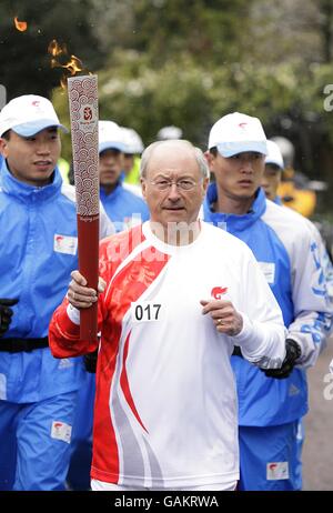 La torcia si avvicina a North Carridge Drive, durante il relè della torcia delle Olimpiadi di Pechino a Londra. Foto Stock