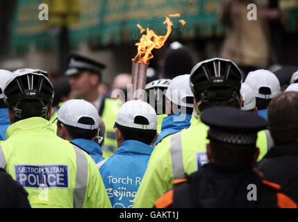 La torcia olimpica passa attraverso la Chinatown di Londra durante una parte del suo viaggio attraverso Londra sulla sua strada per l'illuminazione del calderone olimpico presso la O2 Arena a Greenwich. Foto Stock