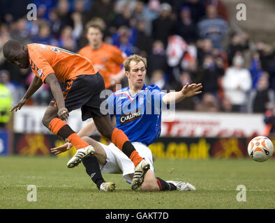 Calcio - Clydesdale Bank Premier League - Dundee United / Rangers - Tannadice Park. Steven Whittaker di Rangers affronta Morgaro Gomis di Dundee United durante la partita della Clydesdale Bank Premier League al Tannadice Park di Dundee. Foto Stock