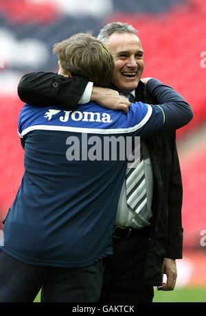 Calcio - fa Cup - Semifinale - Barnsley / Cardiff City - Stadio di Wembley. Dave Jones (r), il responsabile della città di Cardiff, festeggia con l'allenatore Terry Burton dopo il fischio finale. Foto Stock