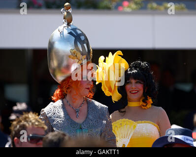 Racegoers in elaborato costume durante la Melbourne Cup di Melbourne, Australia. Foto Stock