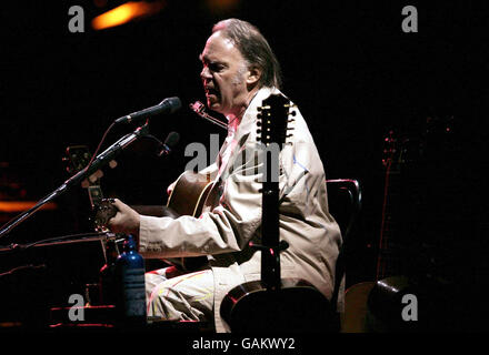 Neil Young ha eseguito la metà acustica del suo concerto all'Hammersmith Apollo a Londra ovest. Foto Stock