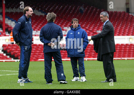 (L-R) ed De Goey di Chelsea, Enrique De Lucas, Gianfranco Zola e il manager Claudio Ranieri ispezionano il campo prima della partita ad Highbury Foto Stock