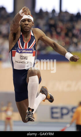 La Gran Bretagna Phillips Idowu nelle finali dell'evento Triple Jump Mens durante i Campionati mondiali interni IAAF al Palau Velodromo Luis Puig di Valencia, Spagna. Foto Stock