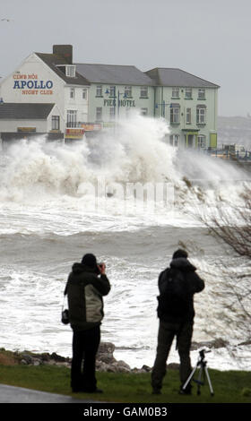 Storm colpisce il Regno Unito. Le onde si infrangono sul lungomare di Porthcawl, Galles. Foto Stock