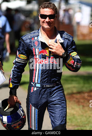 Il pilota della Red Bull Racing David Coulthard arriva nel paddock di F1 ad Albert Park, Melbourne prima del Gran Premio d'Australia. Foto Stock