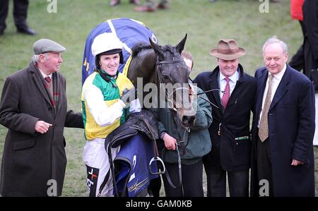 Jockey Tony McCoy (seconda a sinistra), proprietario Trevor Hemmings (l) e allenatore Jonjo o'Neill (seconda a destra) con Albertas Run dopo aver vinto nella Royal & SunAlliance Chase durante il Cheltenham Festival Foto Stock