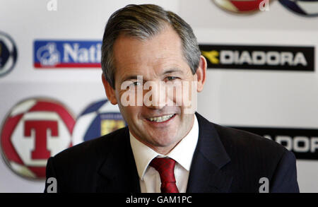 Il direttore scozzese George Burley durante una conferenza stampa a Hampden Park, Glasgow. Foto Stock