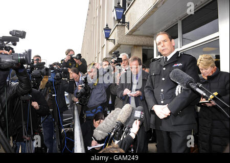 Sir Norman Bettison, Chief Constable della polizia dello Yorkshire occidentale, fornisce una dichiarazione ai mezzi di comunicazione al di fuori della stazione di polizia di Dewbury, nello Yorkshire occidentale sullo stato di avanzamento del caso Shannon Matthews. Foto Stock