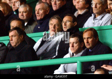 Il direttore celtico Martin o'Neill e il suo assistente John Robertson orologio il gioco dalle tribune Foto Stock