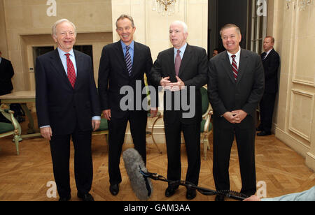 L'ex primo ministro britannico Tony Blair (seconda a sinistra), durante un incontro con i senatori statunitensi (da sinistra a destra), il senatore Joseph Lieberman, il senatore John McCain e il senatore Lindsey Graham al Mandarin Oriental Hotel, Knightsbridge, Londra. Foto Stock