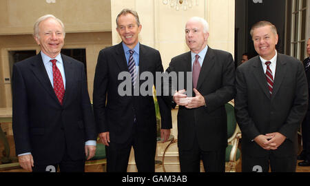 L'ex primo ministro britannico Tony Blair (seconda a sinistra), durante un incontro con i senatori statunitensi (da sinistra a destra), il senatore Joseph Lieberman, il senatore John McCain e il senatore Lindsey Graham al Mandarin Oriental Hotel, Knightsbridge, Londra. Foto Stock