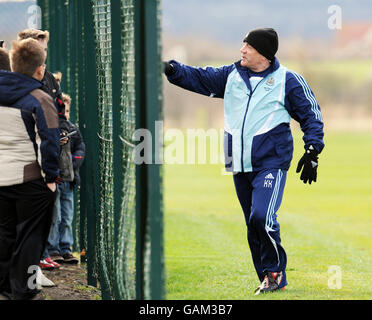 Il manager di Newcastle Kevin Keegan parla con i fan durante una sessione di allenamento a Longbenton, Newcastle. Foto Stock