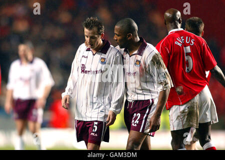 La nuova firma di West Ham United Les Ferdinand dà qualche consiglio A Lee Bowyer per calmarsi dopo un paio di Bad affronta contro Charlton Athletic Foto Stock