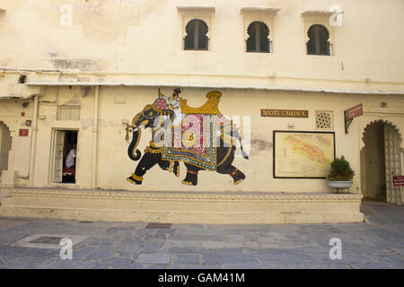 Città palazzo costruito nel 1559 da Maharana Uday Singh , un simbolo di artefatti Mevad dipinti porta di ingresso elephant Udaipur Foto Stock