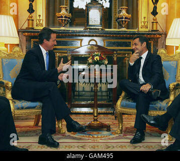 Il presidente francese Nicolas Sarkozy (a destra) parla con il leader del Partito conservatore di opposizione britannico David Cameron in una stanza a Buckingham Palace, a Londra. Foto Stock