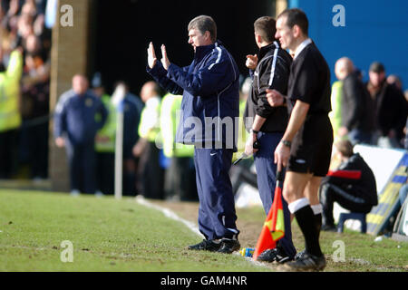 Calcio - AXA fa Cup - quarto turno - Gillingham / Leeds United. Il Leeds United First Team Coach Brian Kidd passa le istruzioni dopo che il suo fianco ha avuto un giocatore inviato fuori Foto Stock