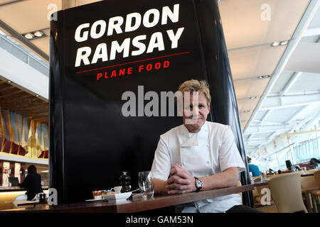 Ramsay lancia il ristorante dell'aeroporto. Lo chef Gordon Ramsay nel suo nuovo ristorante, Plane Food, oggi al Terminal 5 di Heathrow. Foto Stock