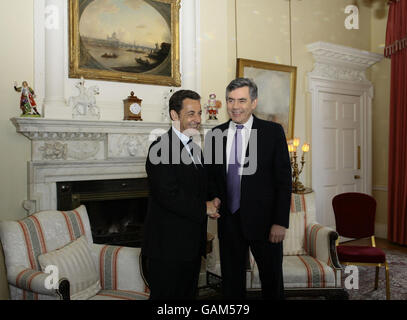 Il primo ministro Gordon Brown (a destra) stringe le mani con il presidente francese Nicolas Sarkozy all'interno di 10 Downing Street, Londra. Foto Stock