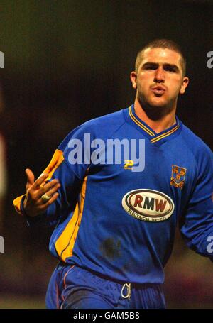 Calcio - Trofeo LDV Vans - Semifinale zona Nord - Shrewsbury Town / Crewe Alexandra. Ryan Lowe di Shrewsbury Town festeggia dopo aver segnato il suo secondo gol per farlo 3-1 contro Crewe Alexandra Foto Stock