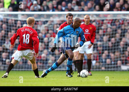 Calcio - fa Barclaycard Premiership - Manchester United contro Manchester City. Nicolas Anelka (r) di Manchester City è chiuso dal Manchester United Paul Scholes (l) Foto Stock