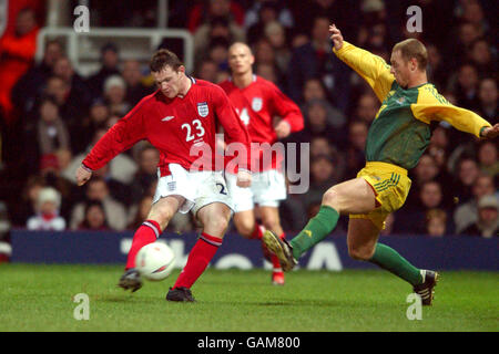 Calcio - Internazionale amichevole - Inghilterra / Australia. Wayne Rooney in azione sul suo debutto in Inghilterra ottiene un colpo oltre Craig Moore dell'Australia Foto Stock