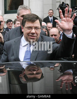 L'irlandese Taoiseach-in-Waiting Brian Cowen arriva a rivolgersi ai membri del partito al Royal College of Physicians, Dublino, dopo che è stato pubblicamente rivelato come leader-designato del partito Fianna Fail. Foto Stock