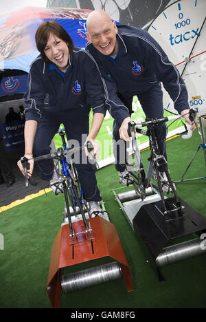 Recentemente incoronato campione del doppio mondo di ciclismo Rebecca Romero e medaglia d'oro olimpica Duncan Goodhew al National Lottery Pod per il nono campionato mondiale di nuoto della FINA, Manchester. Foto Stock