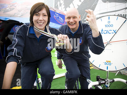 Recentemente incoronato campione del doppio mondo di ciclismo Rebecca Romero e medaglia d'oro olimpica Duncan Goodhew al National Lottery Pod per il nono campionato mondiale di nuoto della FINA, Manchester. Foto Stock