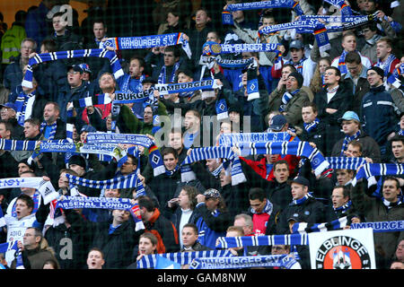 Calcio - Coppa UEFA - quarto turno - seconda tappa - Amburgo SV v Beyer Leverkusen - HSH Nordbank Arena. I fan di Amburgo SV mostrano le loro sciarpe negli stand Foto Stock