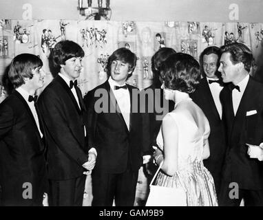 La principessa Margaret parla con Beatle Paul McCartney (secondo da sinistra) guardato da Beatles Ringo Starr (a sinistra), John Lennon (al centro), George Harrison (nascosto), direttore Brian Epstein e Lord Snowdon. Foto Stock