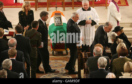 Taoiseach Bertie Ahern (centro) assiste domani al servizio funebre dell'ex presidente irlandese, il dottor Patrick Hillery, presso la Pro-Cattedrale di St Mary a Dublino, prima dei funerali di Stato. Foto Stock