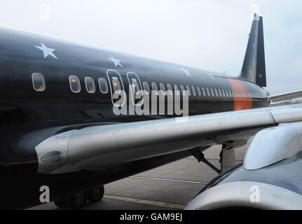 L'aereo di proprietà di Titan Airways che porterà il primo ministro Gordon Brown a New York oggi. Foto Stock