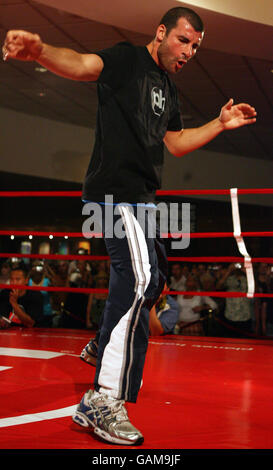 Il campione del mondo britannico Joe Calzaghe, danzando e shadow boxes durante il suo allenamento all'Hotel Planet Hollywood, prima dell'incontro di sabato contro l'americano Bernard Hopkins a Las Vegas. Foto Stock