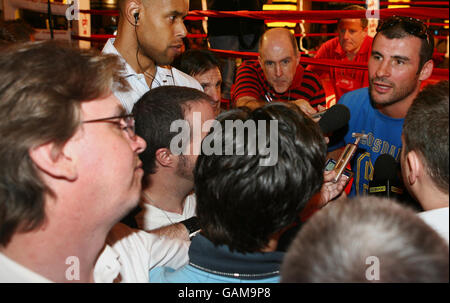 Il campione del mondo britannico Joe Calzaghe parla con i media durante un allenamento al Planet Hollywood Hotel in vista della gara di sabato contro l'americano Bernard Hopkins a Las Vegas. Foto Stock