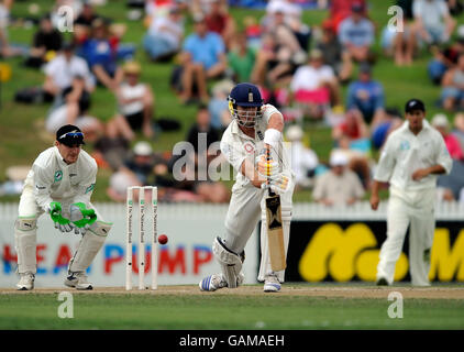 L'inglese Kevin Pietersen suona difensivamente durante il 1° test a Seddon Park, Hamilton, Nuova Zelanda. Foto Stock